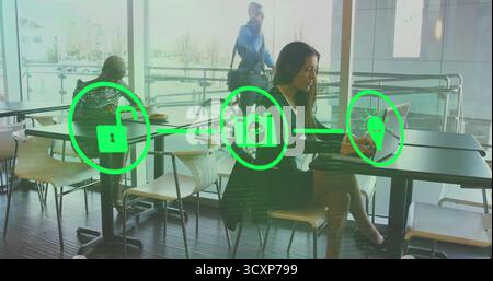 Tippfrau, die Jacke auf Laptop im Café trägt, mit grünen Vorhängeschloss-Kamera-Glühlampen-Symbolen, Kopierraum Stockfoto