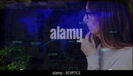 Analyse der Frau mit Pullover, Brille im Labor mit Weltkarte, Datenbögen, Pflanze, Kopierraum Stockfoto