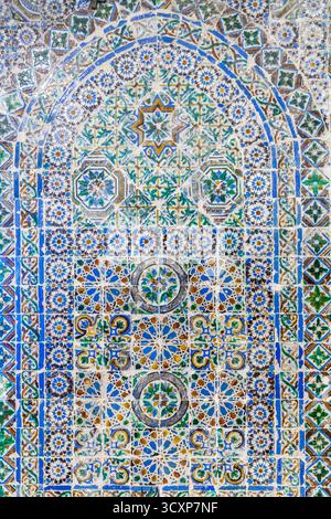 Nahaufnahme eines kunstvollen, farbenfrohen Mosaiks mit komplexen geometrischen und floralen Mustern, die in einem symmetrischen Bogen angeordnet sind. Stockfoto