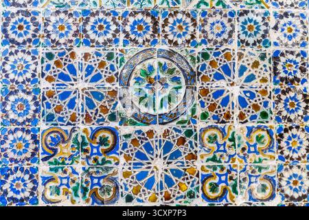 Ein lebhaftes Mosaik aus der Nähe eines traditionellen Mosaiks aus Keramikfliesen mit einer reichen Auswahl an geometrischen und floralen Mustern in Blau-, Grün- und Erdtönen Stockfoto
