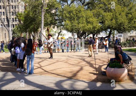 San Antonio, Texas, USA – 8. März 2024: Historische Reenactor in Kleidung des 19. Jahrhunderts führen eine Demonstration zum Umgang mit Musketen durch Stockfoto