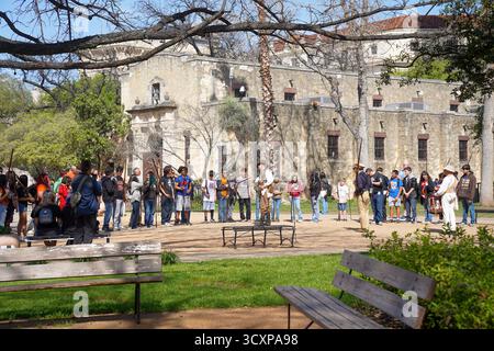 San Antonio, Texas, USA – 8. März 2024: Studenten treffen sich in der Alamo Mission bei einer Präsentation zur lebendigen Geschichte mit kostümierten Dolmetschern Stockfoto