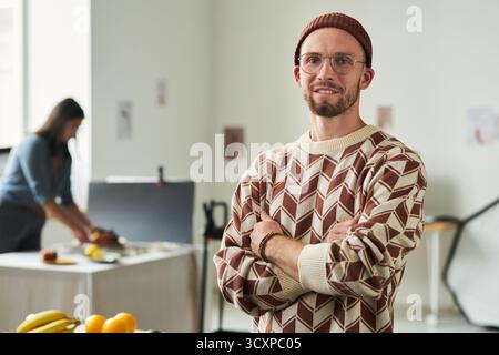 Porträt eines selbstbewusst lächelnden Mannes in Creative Studio Stockfoto