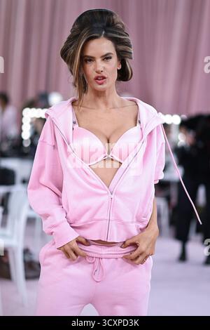 New York, USA. Oktober 2025. Alessandra Ambrosio bereitet sich hinter der Bühne vor der Victoria's Secret Fashion Show 2025 vor, die am 15. Oktober 2025 in den Steiner Studios in New York stattfand. (Foto: Anthony Behar/SIPA USA) Credit: SIPA USA/Alamy Live News Stockfoto