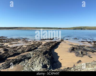 Blick vom Trebetherick Point über die Kamelmündung in Richtung Tregirls Beach und Stepper Point Stockfoto