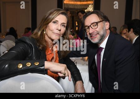 New York, USA. Oktober 2025. (L-R) Martine Assouline und Cedrik Fouriscot, Generalkonsul von Frankreich, nehmen am 14. Oktober an dem dritten jährlichen Paris Brain Institute America Dinner teil, das von Martine Assouline, Vorsitzende des PBIA, New York, New York, New York, NY, veranstaltet wird; 2025. (Foto: Anthony Behar/SIPA USA) Credit: SIPA USA/Alamy Live News Stockfoto