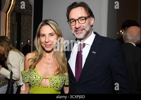 New York, USA. Oktober 2025. (L-R) Laetitia Garriott de Cayeux und Cedrik Fouriscot, Generalkonsul von Frankreich in New York, nehmen am Paris Brain Institute America Dinner teil, das von Martine Assouline, Vorsitzende des PBIA, New York, New York, New York, New York, NY, am 14. Oktober veranstaltet wird; 2025. (Foto: Anthony Behar/SIPA USA) Credit: SIPA USA/Alamy Live News Stockfoto