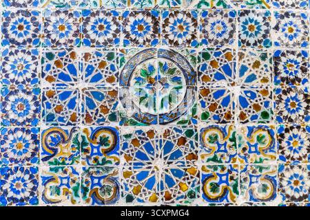 Ein lebhaftes Mosaik aus der Nähe eines traditionellen Mosaiks aus Keramikfliesen mit einer reichen Auswahl an geometrischen und floralen Mustern in Blau-, Grün- und Erdtönen Stockfoto