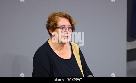 Berlin, Deutschland, 15. Oktober 2025. Die Linkspartei hat beim Bundestag einen Antrag eingereicht, um Kürzungen der Pflegedienste zu verhindern. Foto: Klaus Kroenert Credit: Klaus Kroenert/Alamy Live News Stockfoto