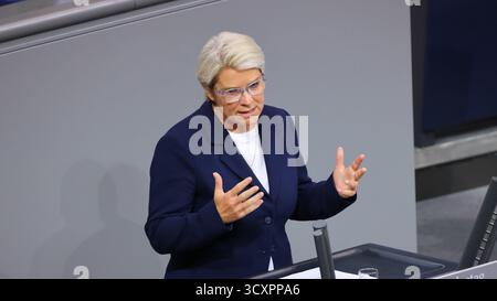 Berlin, Deutschland, 15. Oktober 2025. Die Linkspartei hat beim Bundestag einen Antrag eingereicht, um Kürzungen der Pflegedienste zu verhindern. Foto: Klaus Kroenert Credit: Klaus Kroenert/Alamy Live News Stockfoto