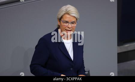 Berlin, Deutschland, 15. Oktober 2025. Die Linkspartei hat beim Bundestag einen Antrag eingereicht, um Kürzungen der Pflegedienste zu verhindern. Foto: Klaus Kroenert Credit: Klaus Kroenert/Alamy Live News Stockfoto