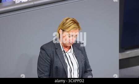 Berlin, Deutschland, 15. Oktober 2025. Die Linkspartei hat beim Bundestag einen Antrag eingereicht, um Kürzungen der Pflegedienste zu verhindern. Foto: Klaus Kroenert Credit: Klaus Kroenert/Alamy Live News Stockfoto