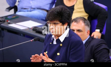 Berlin, Deutschland, 15. Oktober 2025. Die Linkspartei hat beim Bundestag einen Antrag eingereicht, um Kürzungen der Pflegedienste zu verhindern. Foto: Klaus Kroenert Credit: Klaus Kroenert/Alamy Live News Stockfoto