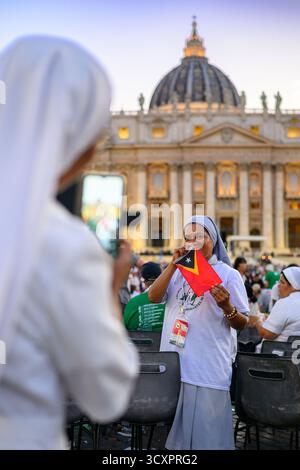 Eine Nonne aus Timor-Leste (Osttimor) bei der Veranstaltung „Profession of Faith“ unter dem Vorsitz von Kardinal Zuppi im Rahmen des Jugendarbeitsjahres in Rom, Italien. Stockfoto