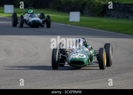 Das Glover Trophy Rennen mit 1,5-Liter-Formel-1-Autos aus den frühen 1960er Jahren auf dem Goodwood Revival 2025, Goodwood Motor Circuit, Chichester Stockfoto