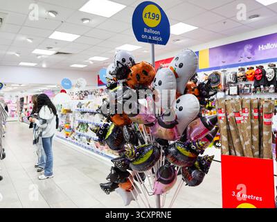 Manchester, Großbritannien - 26. September 2025: Lebhafte Halloween-Ballons und Partyzubehör in einem hellen Einzelhandelsbereich für festliche Einkäufer. Stockfoto