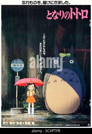 My Neighbor Totoro (1988) unter der Regie von Hayao Miyazaki mit Noriko Hidaka, Chika Sakamoto und Shigesato Itoi. Zwei Schwestern ziehen auf das Land und treffen sich mit magischen Kreaturen aus dem nahegelegenen Wald. Foto eines Originalposters aus dem Jahr 1988, das NUR FÜR REDAKTIONELLE ZWECKE VERWENDET WIRD. Quelle: BFA/Toho Stockfoto