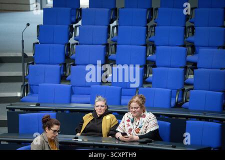 Deutscher Bundestag, 33. Plenarsitzung Katalin Gennburg die Linke und Zada Salihovic vor leeren Sitzen der Fraktion die Linken bei der 33. Sitzung des Deutschen Bundestages in Berlin, 15.10.2025 Berlin Berlin Deutschland *** Deutscher Bundestag, 33. Plenarsitzung Katalin Gennburg die Linke und Zada Salihovic vor leeren Sitzen der Fraktion die Linke auf der 33. Sitzung des Deutschen Bundestages in Berlin, 15 10 2025 Berlin Deutschland Stockfoto