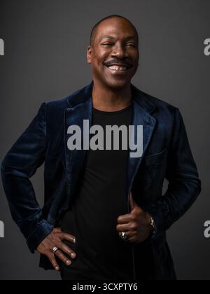 ERSCHEINUNGSDATUM: 12. November 2025 TITEL: Being Eddie STUDIO: Netflix REGISSEUR: Angus Wall PLOT: Vom Teenager-Komiker zur Hollywood-Legende: Eddie Murphy besucht seine außergewöhnliche Showbiz-Fahrt mit roher Ehrlichkeit und Humor in diesem mit Stars besetzten Dokumentarfilm. DIE HAUPTROLLE: Eddie Murphy. NUR REDAKTIONELLE VERWENDUNG! Nicht für kommerzielle ZWECKE! Stockfoto