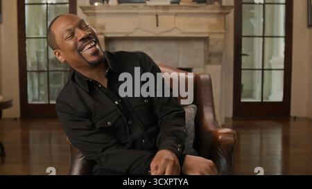 ERSCHEINUNGSDATUM: 12. November 2025 TITEL: Being Eddie STUDIO: Netflix REGISSEUR: Angus Wall PLOT: Vom Teenager-Komiker zur Hollywood-Legende: Eddie Murphy besucht seine außergewöhnliche Showbiz-Fahrt mit roher Ehrlichkeit und Humor in diesem mit Stars besetzten Dokumentarfilm. DIE HAUPTROLLE: Eddie Murphy. NUR REDAKTIONELLE VERWENDUNG! Nicht für kommerzielle ZWECKE! Stockfoto