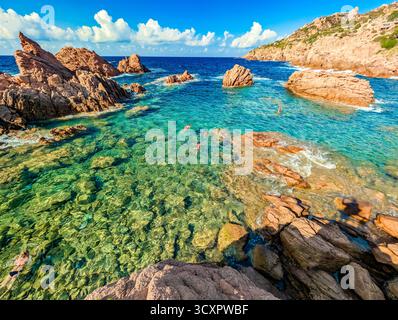 Piscine Naturali della Sorgente (natürliche Pools von La Sorgente), Sardinien – aus der Vogelperspektive kristallklares Wasser und Granitfelsen Stockfoto