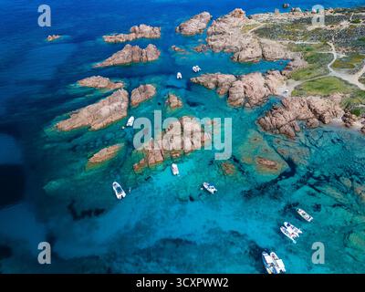 Cala Sarraina und Cala La Poltrona, Sardinien – Drohnenblick auf felsige Buchten und das türkisfarbene Mittelmeer Stockfoto