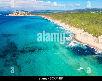Lu Litarroni Beach, Sardinien – aus der Vogelperspektive auf die weißen Sanddünen und das türkisfarbene Mittelmeer Stockfoto
