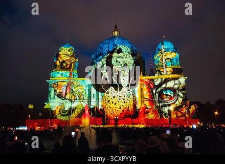 Berlin, Deutschland. Oktober 2025. Lichtshow an der Fassade des Berliner Doms während des Lichterfestes 2025 in Berlin City, Deutschland Stockfoto