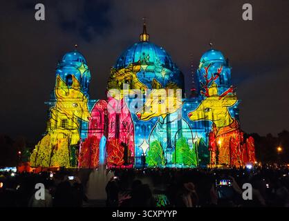 Berlin, Deutschland. Oktober 2025. Lichtshow an der Fassade des Berliner Doms während des Lichterfestes 2025 in Berlin City, Deutschland Stockfoto