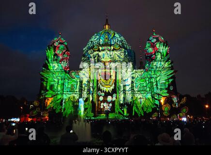 Berlin, Deutschland. Oktober 2025. Lichtshow an der Fassade des Berliner Doms während des Lichterfestes 2025 in Berlin City, Deutschland Stockfoto