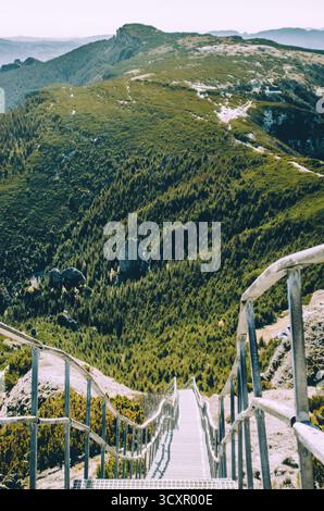 Blick hinunter auf die steilen Treppen vom Toaca Peak, Ceahlau Massif Stockfoto