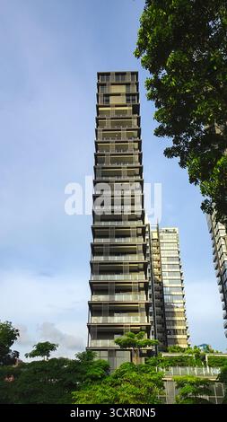 Moderne Hochhäuser in Singapur mit moderner Architektur und einer urbanen Skyline. Stockfoto