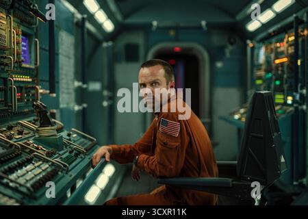 Black Mirror (2011-) Fernsehserie von Charlie Brooker mit Aaron Paul, Josh Hartnett und Kate Mara in den Hauptrollen. Zwei Astronauten in einem abwechselnden 1969 ertragen eine isolierte Weltraummission mit Technologie, die sie in android-Replikate auf der Erde bewohnen lässt, bis einer von ihnen eine verheerende Tragödie erleidet. 2023 Werbung noch aus Staffel 6, Folge 3 „Beyond the Sea“, NUR REDAKTIONELLE VERWENDUNG. Kredit: BFA/Netflix Stockfoto