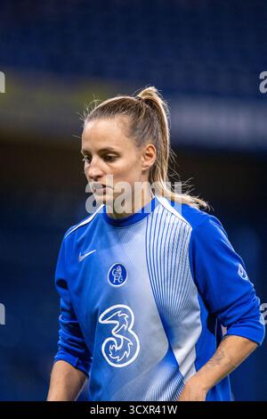 London, Großbritannien. Oktober 2025. Nathalie Bjorn (14 Chelsea) vor dem Spiel zwischen Chelsea und Paris FC in der UEFA Women's Champions League in Stamford Bridge, London, England am Mittwoch, den 15. Oktober 2025. Quelle: SPP Sport Pressefoto. /Alamy Live News Stockfoto