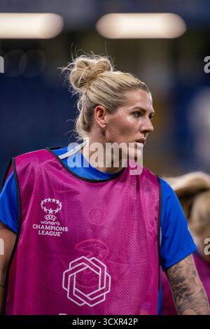 London, Großbritannien. Oktober 2025. Millie Bright (4 Chelsea) vor dem Spiel zwischen Chelsea und Paris FC in der UEFA Women's Champions League in Stamford Bridge, London, England am Mittwoch, den 15. Oktober 2025. Quelle: SPP Sport Pressefoto. /Alamy Live News Stockfoto