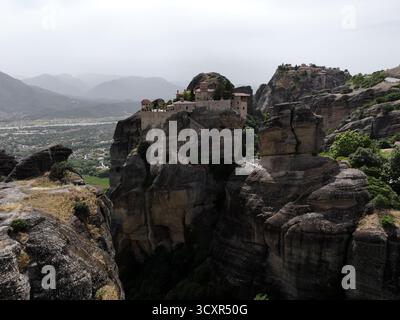 Die Klöster von meteora stehen auf dramatischen natürlichen Felssäulen und bieten einen atemberaubenden Panoramablick auf das Tal und die umliegenden Berge Stockfoto