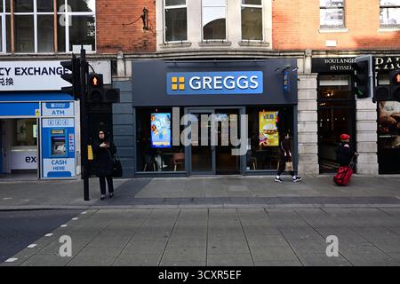 London, Vereinigtes Königreich, 7. Oktober 2025. Äußere der Bäckerei Greggs in South Kensington. Stockfoto