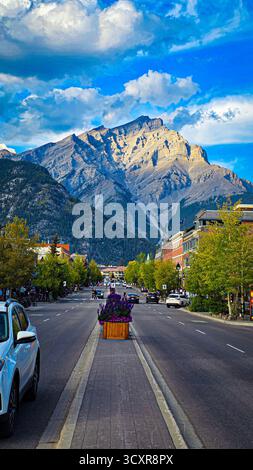 Hauptstraße Unter Dem Cascade Mountain – Banff Stockfoto