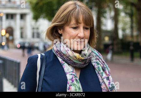 London, England, Großbritannien. Oktober 2025. Die Kanzlerin des Finanzministeriums RACHEL REEVES wird vor dem Finanzministerium gesehen. (Kreditbild: © Tayfun Salci/ZUMA Press Wire) NUR REDAKTIONELLE VERWENDUNG! Nicht für kommerzielle ZWECKE! Stockfoto