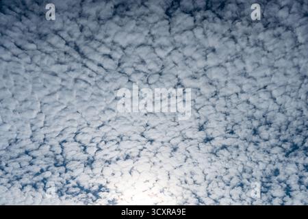 Strukturierter Himmel mit Wolkenformationen auf einer weichen blauen Leinwand. Pyramid Lake, Jasper, ab Stockfoto