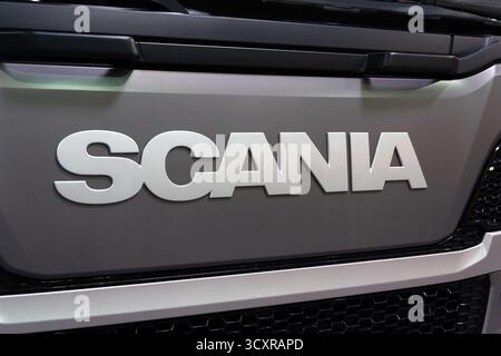 Kiew, Ukraine - 20. März 2019: Seitenansicht des Logotyps Scania auf der Vorderseite des Kühlers Stockfoto