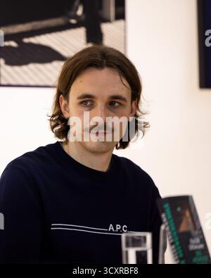 Frankfurt, Deutschland. Oktober 20025. Frankfurter Buchmesse / Frankfurter Buchmesse 2025: Der deutsche Schriftsteller und Dramatiker Kaleb Erdmann, der für den Deutschen Buchpreis 2025 nominiert wurde, spricht am FAZ-Messestand über seinen Roman die Ausweichschule (Park x ullstein, Berlin, 2025). Quelle: Christian Lademann/LademannMedia/Alamy Live News Stockfoto