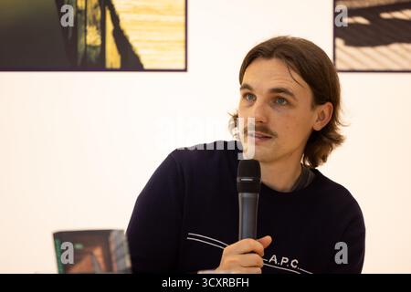 Frankfurt, Deutschland. Oktober 20025. Frankfurter Buchmesse / Frankfurter Buchmesse 2025: Der deutsche Schriftsteller und Dramatiker Kaleb Erdmann, der für den Deutschen Buchpreis 2025 nominiert wurde, spricht am FAZ-Messestand über seinen Roman die Ausweichschule (Park x ullstein, Berlin, 2025). Quelle: Christian Lademann/LademannMedia/Alamy Live News Stockfoto