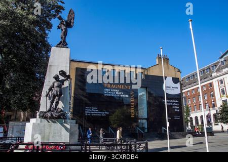Henry Moore Institute mit Leeds war Memorial an der Front Stockfoto