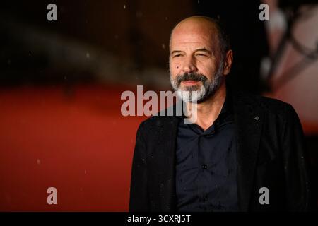 Rom, Italien. Oktober 2025. Aldo Baglio nimmt am 15. Oktober 2025 beim 20. Rom Filmfestival im Auditorium Parco della Musica in Rom (Italien) am roten Teppich „La Vita Va Cosi“ Teil. Quelle: Insidefoto/Alamy Live News Stockfoto