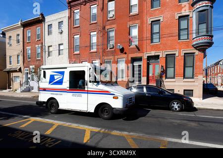 Ein Posttransportfahrzeug des US Postal Service Grumman Long Life auf einer Stadtstraße in Philadelphia, USA. Stockfoto