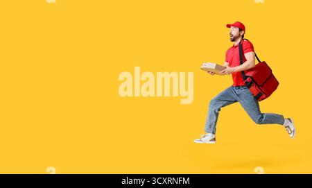 Laufender männlicher Kurier mit Pizza auf gelbem Hintergrund mit Platz für Text Stockfoto