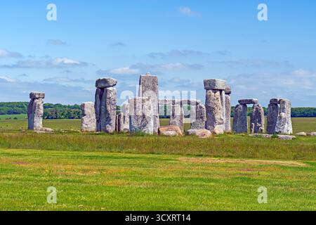 Stonehenge an einem sonnigen Tag in Wiltshire, England Stockfoto