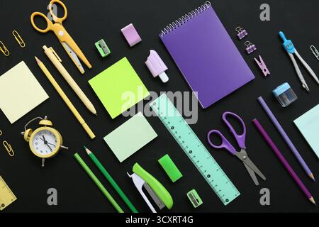 Verschiedene Schreibwaren auf schwarzer Tafel Stockfoto