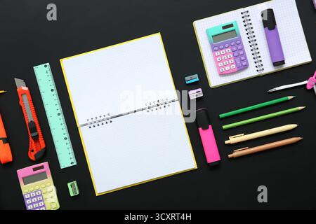 Schreibwaren auf schwarzer Tafel Stockfoto